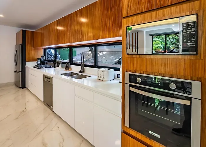 Stunning Modern With Pool And Access Apartment *