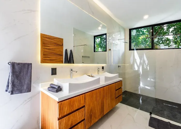 Stunning Modern With Pool And Access Apartment *