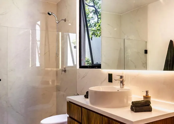 Stunning Modern With Pool And Access Apartment